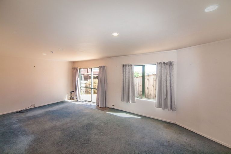 Photo of property in 84a Stewart Drive, Newlands, Wellington, 6037