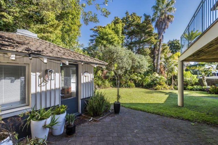 Photo of property in 2 Pleasant Place, Mellons Bay, Auckland, 2014