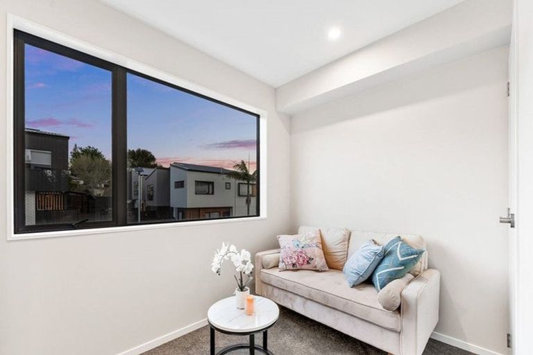 Photo of property in 15 Don Oliver Lane, Glen Eden, 0602