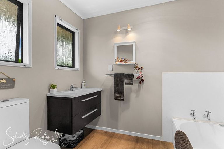 Photo of property in 4 Horniblow Road, Matakohe, 0594