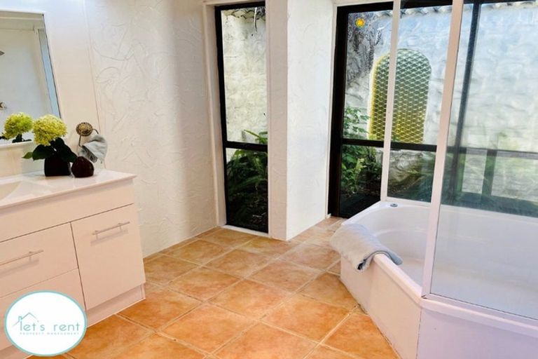 Photo of property in 11 Walter Strevens Drive, Conifer Grove, Takanini, 2112