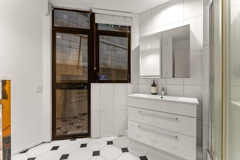 Photo of property in 2/102 Queen Street, Northcote Point, Auckland, 0627