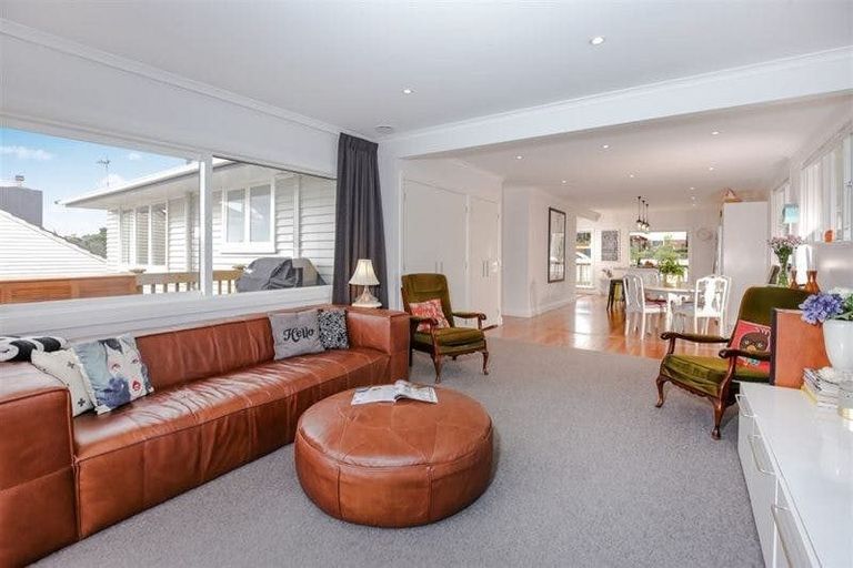 Photo of property in 43 Coniston Avenue, Te Atatu South, Auckland, 0610