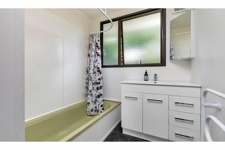 Photo of property in 2/109 Oreil Avenue, West Harbour, Auckland, 0618