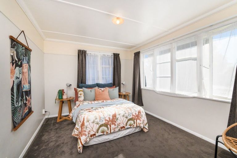 Photo of property in 660 Featherston Street, Roslyn, Palmerston North, 4414