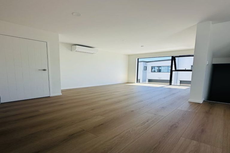Photo of property in 1/1088 Beach Road, Torbay, Auckland, 0630