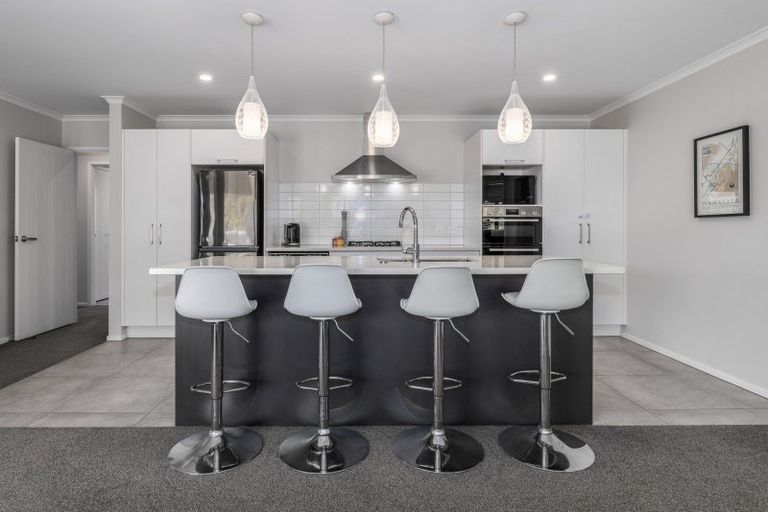 Photo of property in 2 Roundhouse Close, Whitby, Porirua, 5024