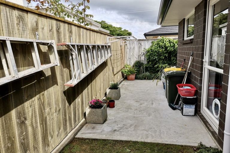 Photo of property in 2 Queenwood Road, Levin, 5510