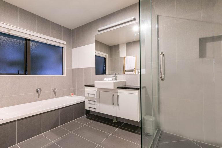 Photo of property in 29 Huntington Park Drive, Greenhithe, Auckland, 0632