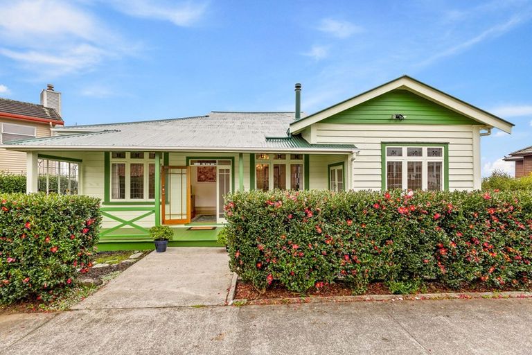 Photo of property in 21 Farquhar Road, Glendene, Auckland, 0602