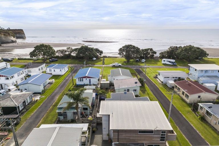 Photo of property in 68 Sixth Avenue, Urenui, 4377