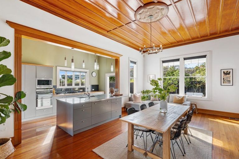 Photo of property in 6 Thompson Road, Bluff Hill, Napier, 4110