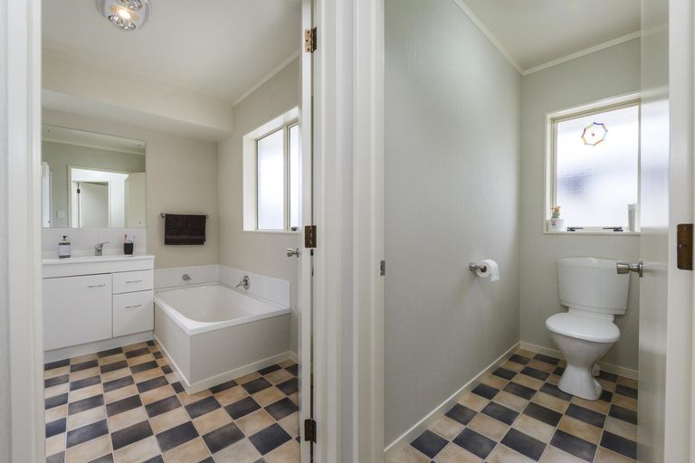 Photo of property in 2a Belfast Place, Roslyn, Palmerston North, 4414