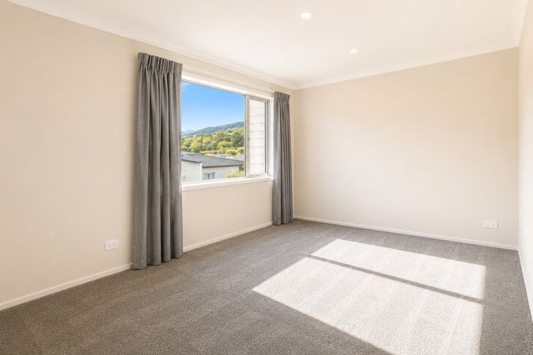 Photo of property in 10/19 Collins Avenue, Tawa, Wellington, 5028