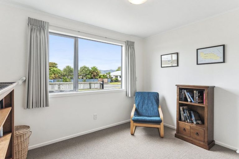 Photo of property in 11 Hadfield Place, Paraparaumu Beach, Paraparaumu, 5032