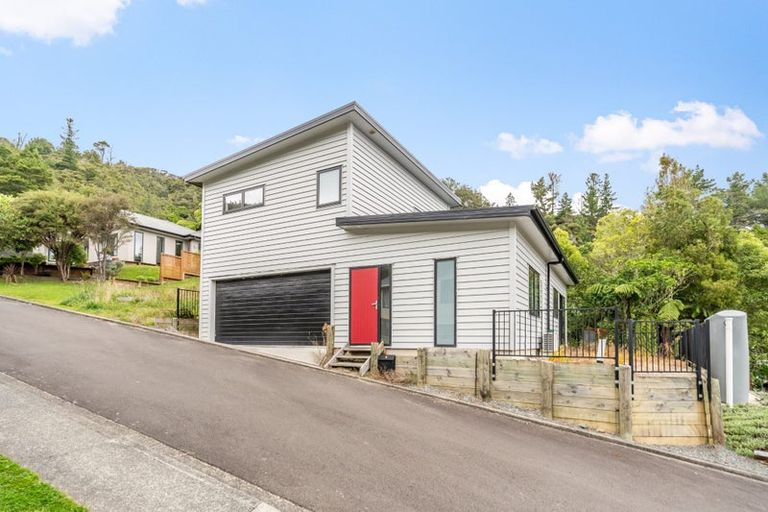 Photo of property in 9 Lowry Heights, Stokes Valley, Lower Hutt, 5019
