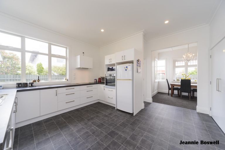 Photo of property in 3 Vivian Street, Palmerston North, 4414
