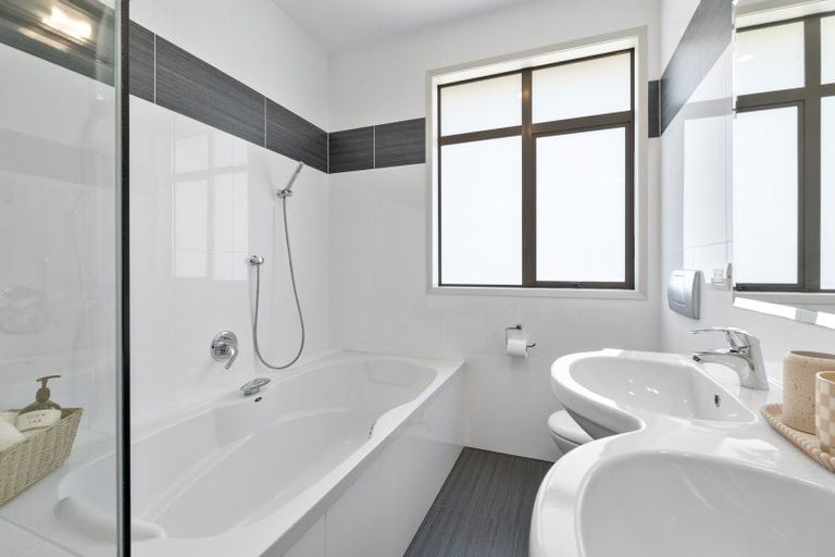 Photo of property in 64 Balboa Drive, Matakatia, Whangaparaoa, 0930