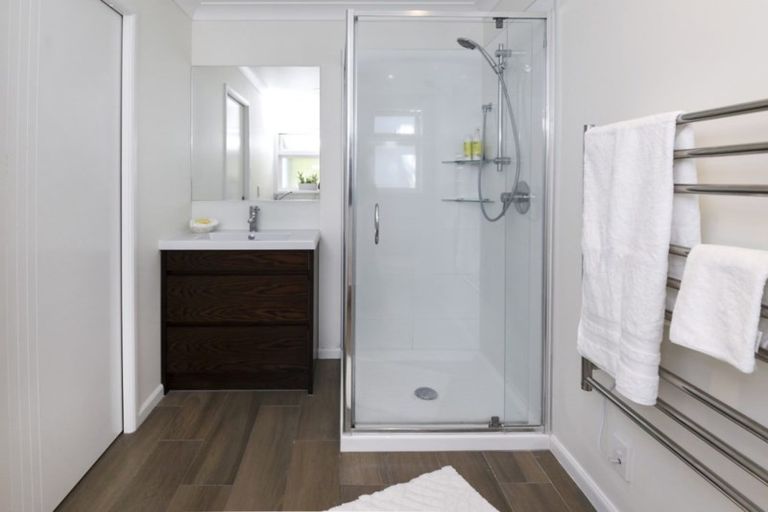 Photo of property in 102 Mellons Bay Road, Mellons Bay, Auckland, 2014