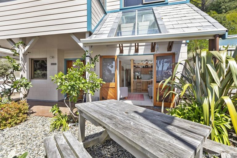 Photo of property in 146 Breaker Bay Road, Breaker Bay, Wellington, 6022