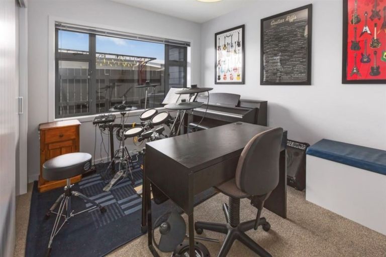 Photo of property in 40 Mo Street, Camborne, Porirua, 5026