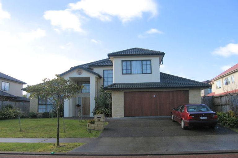 Photo of property in 17 Thornbury Crescent, East Tamaki Heights, Auckland, 2016