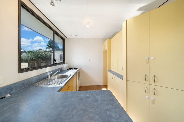 Photo of property in 2/76 Parrs Cross Road, Henderson, Auckland, 0612