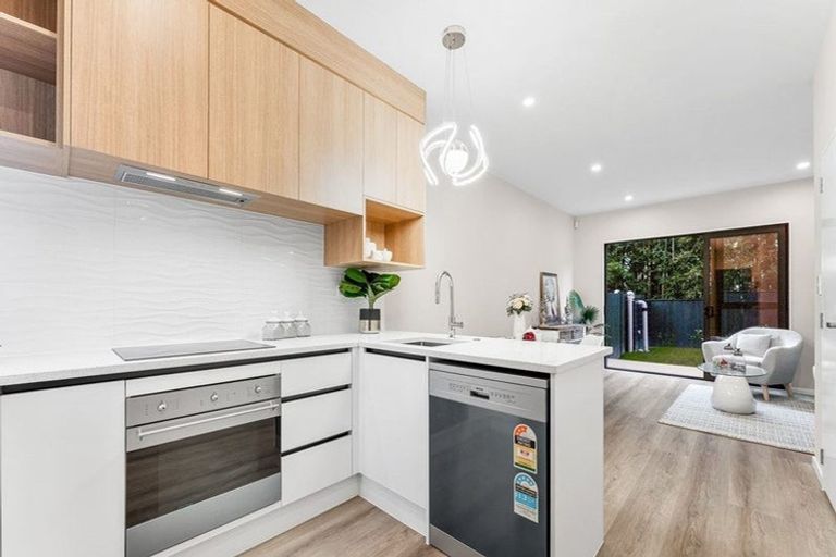 Photo of property in 15 Don Oliver Lane, Glen Eden, 0602