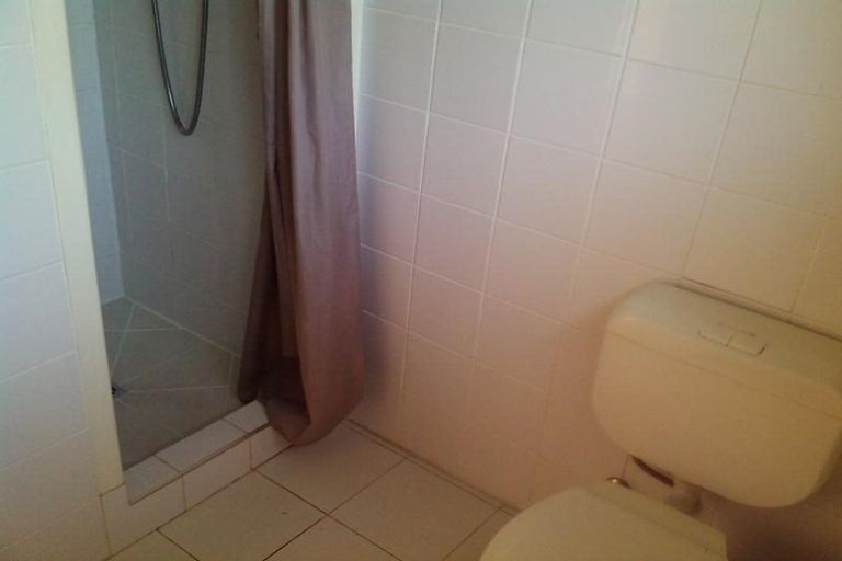 Photo of property in 2/104 Exmouth Road, Northcote, Auckland, 0627