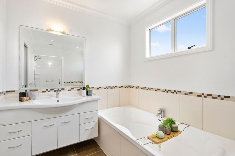 Photo of property in 24 Saunders Close, Whitby, Porirua, 5024