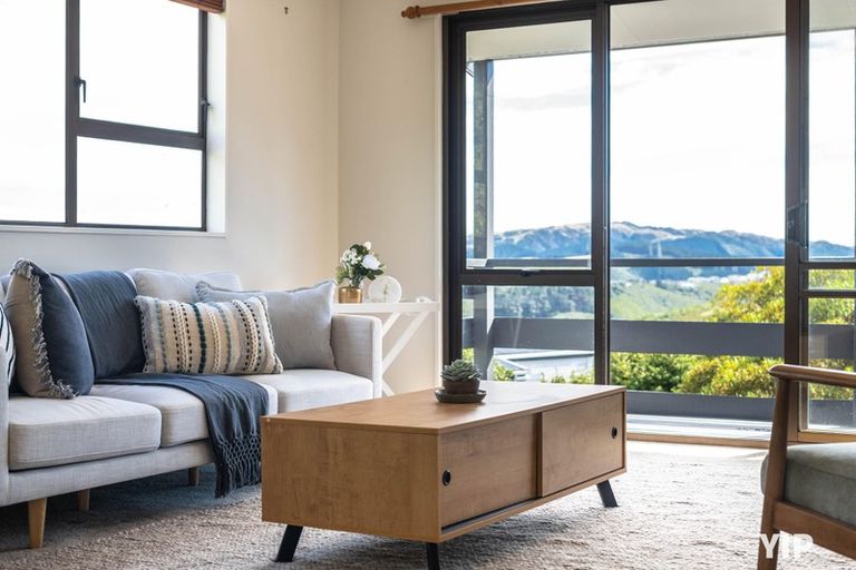 Photo of property in 44 Colchester Crescent, Newlands, Wellington, 6037