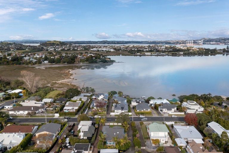 Photo of property in 1/92 Norwood Road, Bayswater, Auckland, 0622