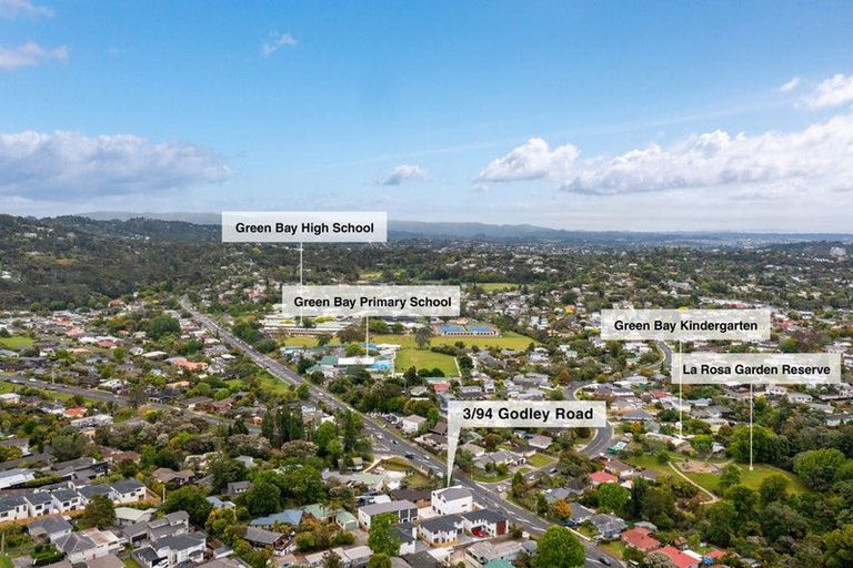 Photo of property in 8/94 Godley Road, Green Bay, Auckland, 0604