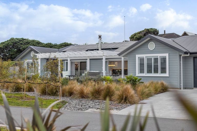 Photo of property in 6 Arapipi Way, Peka Peka, Waikanae, 5391