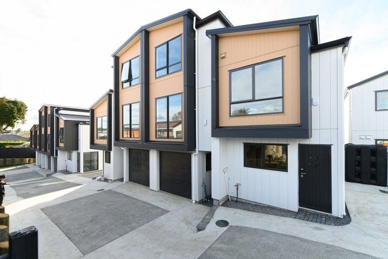 Photo of property in 4/11 Scanlen Terrace, Kelston, Auckland, 0602