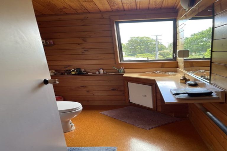 Photo of property in 2 Twin Wharf Road, Herald Island, Auckland, 0618