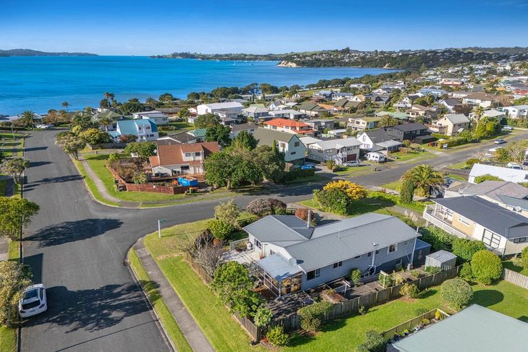 Photo of property in 1 Hinemoa Place, Snells Beach, 0920
