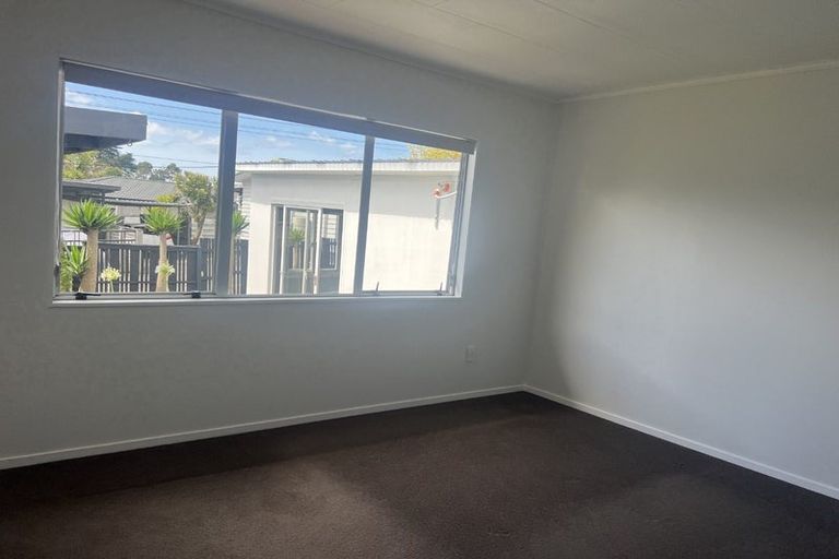 Photo of property in 9 Bishop Street, Green Bay, Auckland, 0604