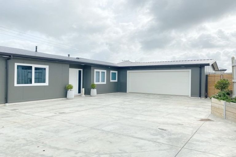 Photo of property in 18 Monaco Grove, Fitzherbert, Palmerston North, 4410