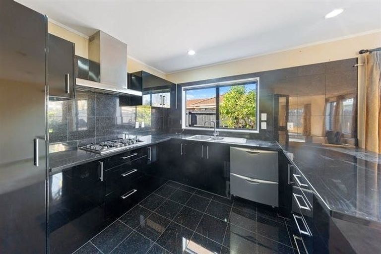Photo of property in 1 Waylen Place, Burswood, Auckland, 2013