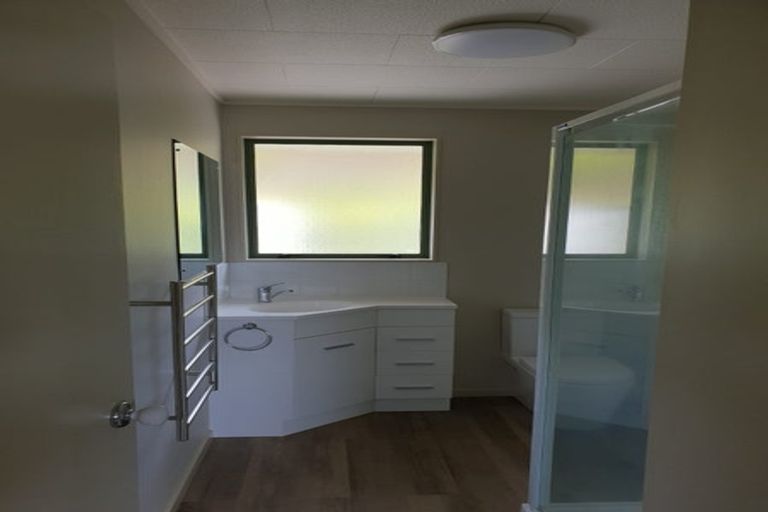 Photo of property in 17 Makiri Street, Helensville, 0800