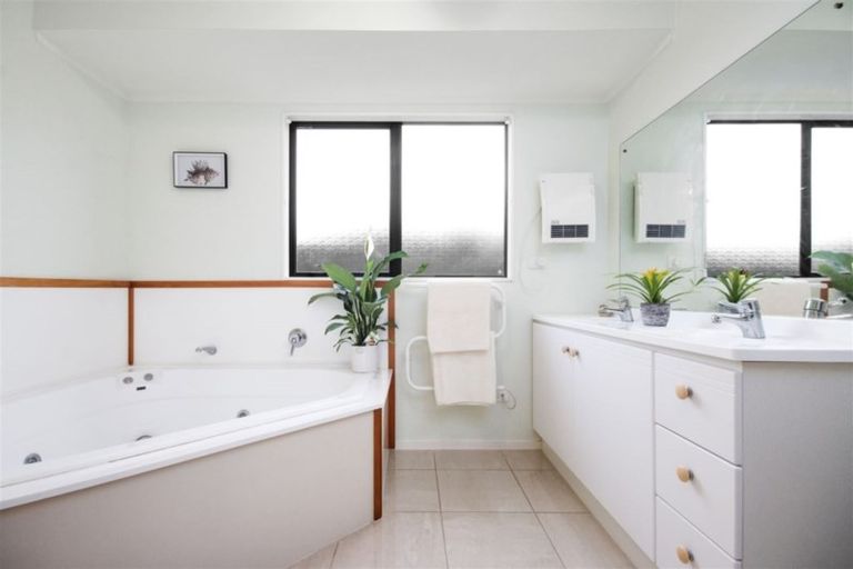 Photo of property in 1 Cloverlea Place, Pukekohe, 2120