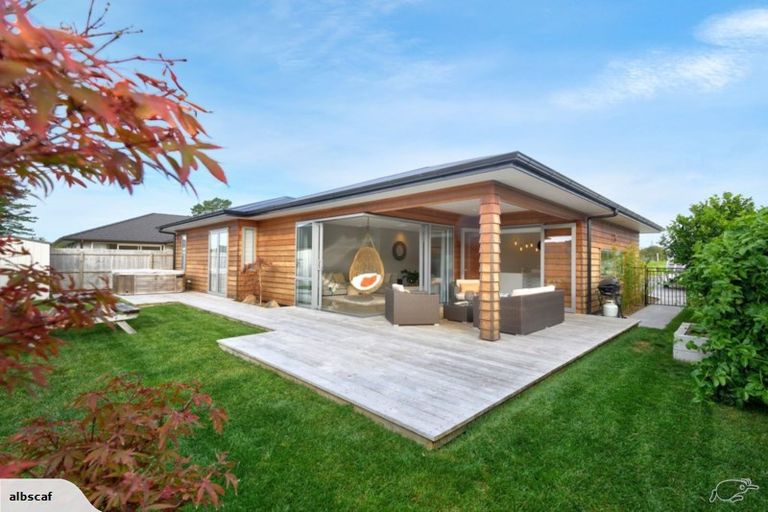 Photo of property in 21 Van Rixel Drive, Kumeu, 0810