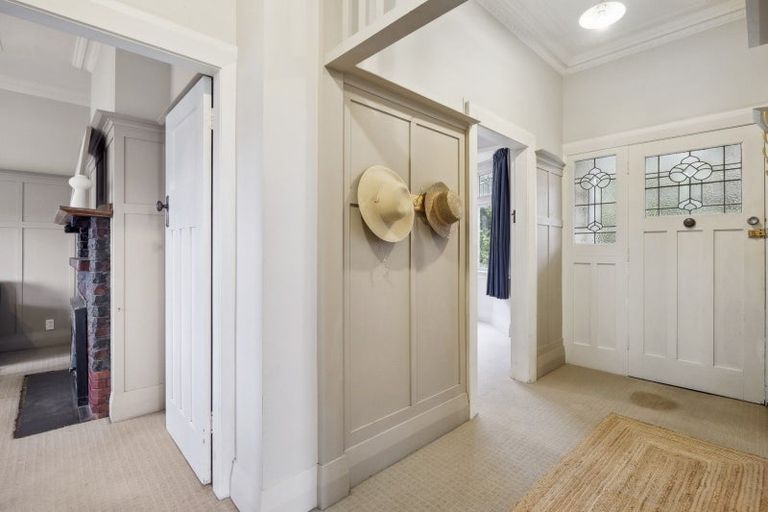 Photo of property in 13 Athol Place, Ravensbourne, Dunedin, 9022