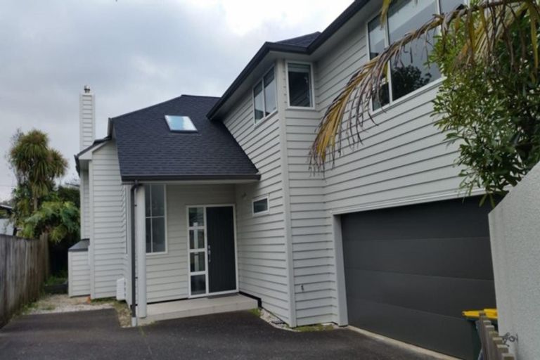 Photo of property in 2/32 Norwood Road, Bayswater, Auckland, 0622