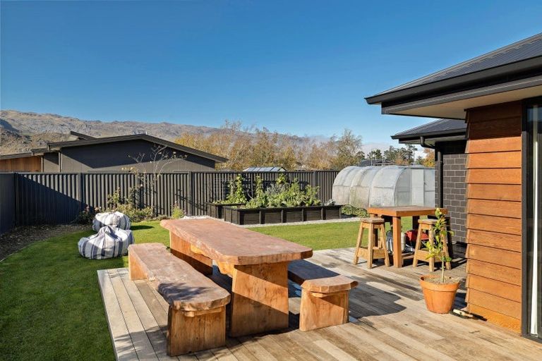 Photo of property in 32 Stratford Drive, Mount Pisa, Cromwell, 9383