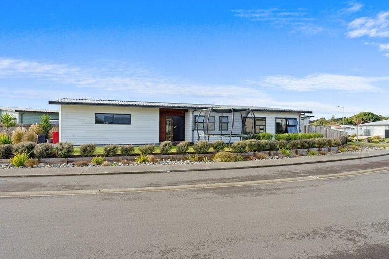 Photo of property in 14 Seagrass Place, Otaki Beach, Otaki, 5512