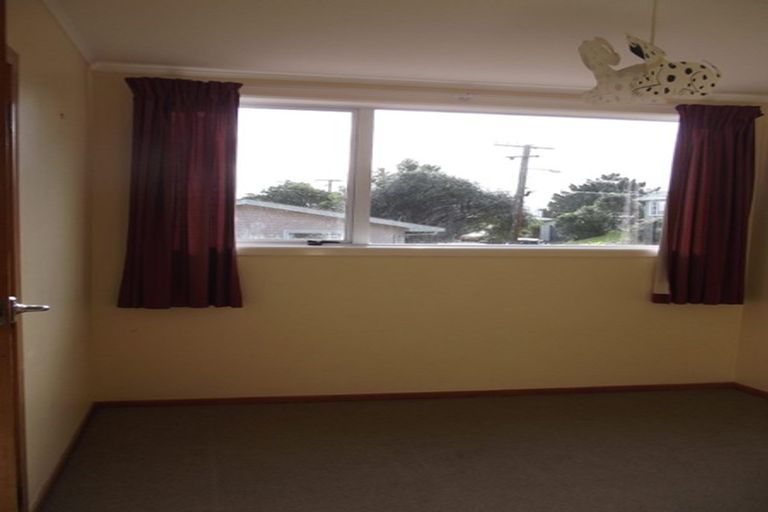 Photo of property in 3 Dunmail Way, Newlands, Wellington, 6037