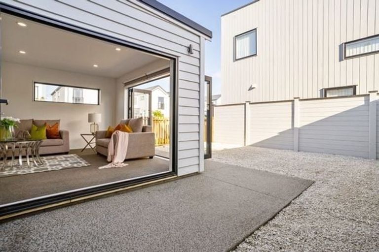 Photo of property in 27 Lili Chen Way, Mangere Bridge, Auckland, 2022