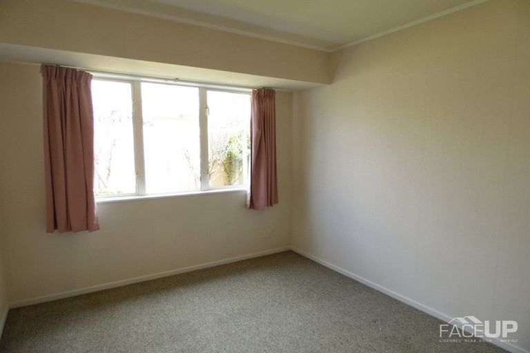 Photo of property in 72 Kingdale Road, Henderson, Auckland, 0610